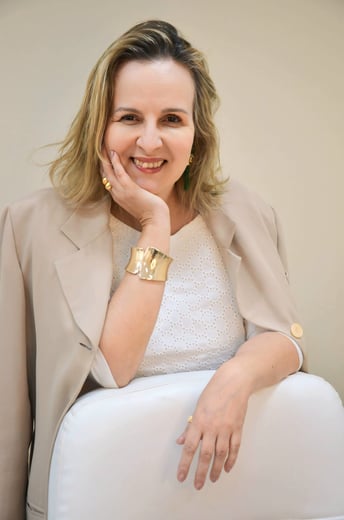 Sou a Dra. Cris Tavares CRM 63751-3, especialista em Dermatologia, Nutrologia e Acupuntura.
