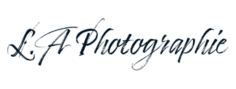 Logo élégant du site L.A Photographie, avec une typographie manuscrite, reflétant un style artistique et raffiné