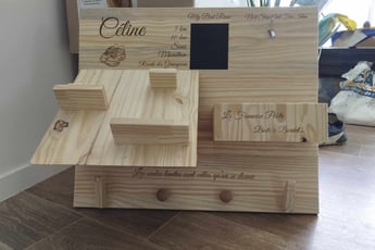 panneau de rangement bois personnalisable pour affaires de running