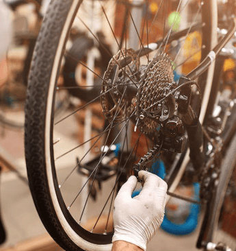 Image de la réparation d'un vélo par nos experts en atelier 