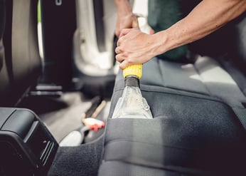 Nettoyage précis et soigneux des sièges de voiture pour un confort et une propreté irréprochables.