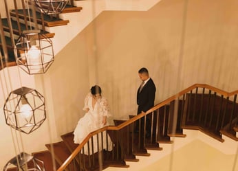 Pareja de casados bajando escaleras