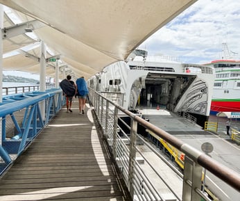 Manon et Laurent marchant vers le Ferry pour quitter Tahiti et rejoindre Moorea
