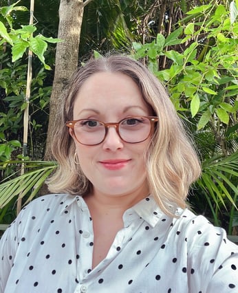 Julie Gachet Mitrovic smiling outdoors – coach specializing in Positive Psychology and embodiment
