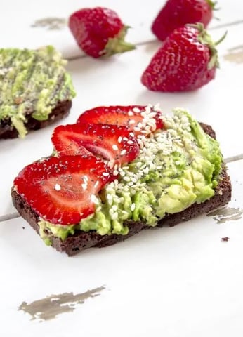 tostada de aguacate rica en magnesio