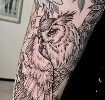 kaunis fineline tatuointi pöllö