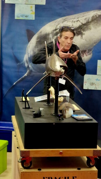 alain surina et la maquette requin Hubert