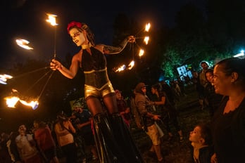 photographie-festivaliers-animation-jongleur-de-feu-nuit