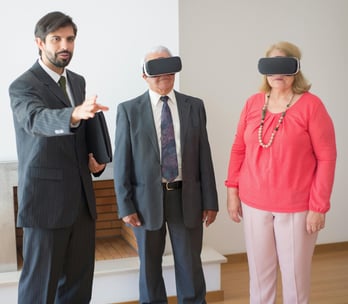 agente femenina realtor enseñando un lujoso departamento a una pareja de hombre y mujer