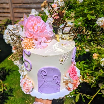 Layer cake fleuri pour anniversaire enfant