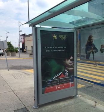 affiche dans un abris-bus