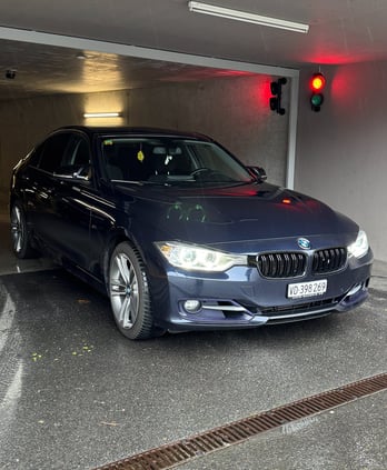 a car parked in a parking lot with a traffic light