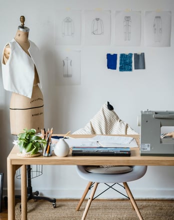 un atelier de travail qui propose des vêtements en gros personnalisés sur l'Ile de la Réunion