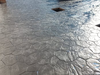 Hormigon impreso estepona, piedra irregular negra.
