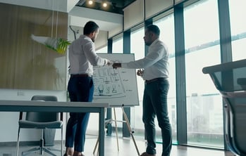 Sicherheitsmitarbeiter entwickeln gemeinsam an einem Whiteboard ein individuelles Sicherheitskonzept