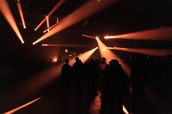 photo de concert de l'holocene à grenoble laser lumineux
