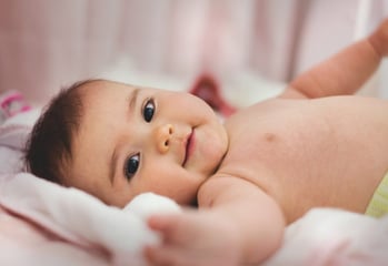 Nourrisson en séance d'ostéopathie avec Inès Patou, ostéopathe formée en pédiatrie