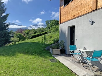 L'entrée et la terrasse indépendantes de la chambre studio des Gardannes.