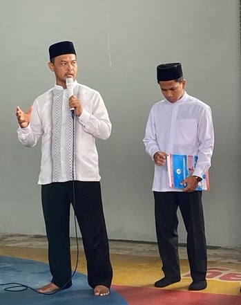 Bpk. Darul Arkom, M.Pd memberikan amanat dalam upacara pelantikan pengurus OSIS