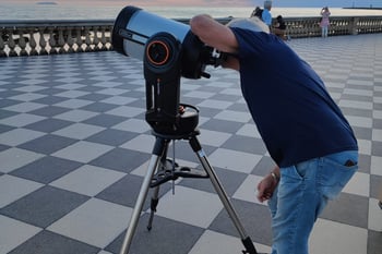 Terrazza Mascagni. Preparazione e istallazione del telescopio prima dell'osservazione pubblica.