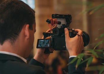 Un vidéaste qui filme lors d'une cérémonie de mariage à l'église en Normandie