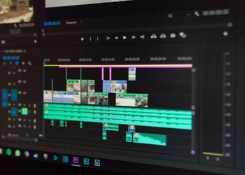 Un ordinateur avec un logiciel de montage ouvert pour une vidéo de mariage à Lille