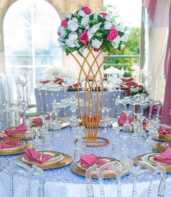 Type d'évènement mariage, table décorer par les inspirations l'agence Adevenement.