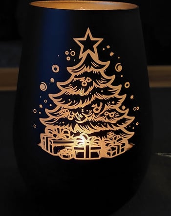 Schwarzes Glas, mit einem Weihnachtsbaum und Geschenke Motiv, mit Licht im Glas