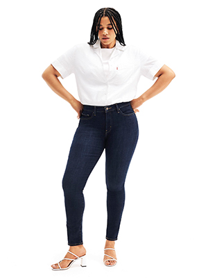 femme en jean et chemise blanche