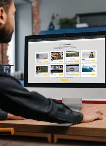 Une person devant un Imac regarde une site web fait a Maurice