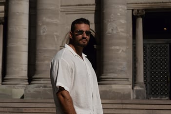 Photo professionnel d'un homme avec lunettes soleil en plein air