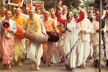 Devotos cantando Hare Krishna