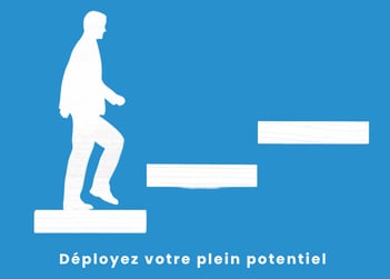 Personne montant un escalier symbolisant le fait d’avancer et de déployer son potentiel grâce à la prestation Mes Ressources