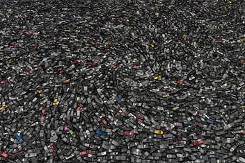 Chris Jordan "Intolerable beauty" des milliers de téléphone portable cassés accumulés