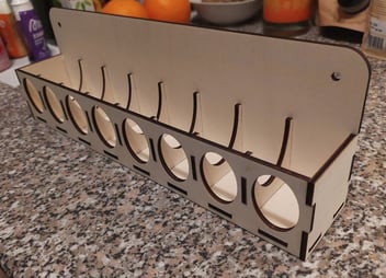 Holzregal mit mehreren Fächern, sowie Löchern auf der Vorderseite
