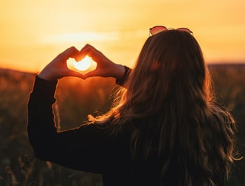 femme formant un coeur avec ses mains : plonger au coeur de soi