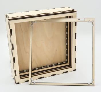 Holzkasten, Rahmen ist ausgebaut, im Holzkasten sind LED verbaut