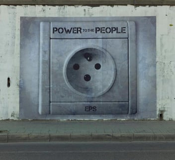 Prise électrique géante sur un mur dans la rue street art