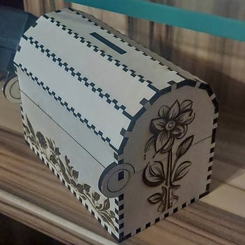Eine Holzkiste mit Blumenmuster