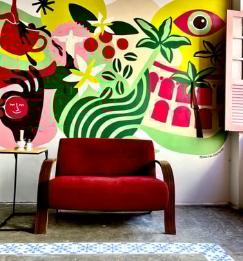 Style brésilien d'un intérieur avec une fresque murale qui représente Rio