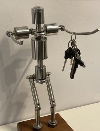 Accueillir vos clés, autrement Des objets utiles, faits pour durer. Assemblés à la main, en métal et