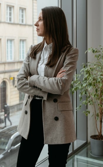 Rongzhiyue: Woman in blazer looking out window