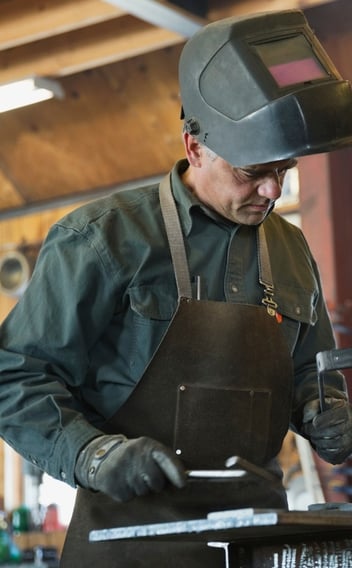 Rongzhiyue: Welder in protective gear