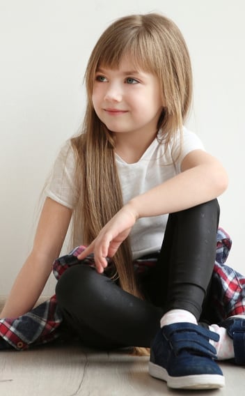 Rongzhiyue: Girl sitting in plaid shirt