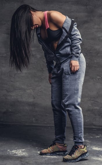 Rongzhiyue: Woman in gray sweatsuit or sportswear