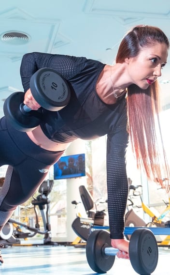 Rongzhiyue: Woman in activewear lifting weights at gym