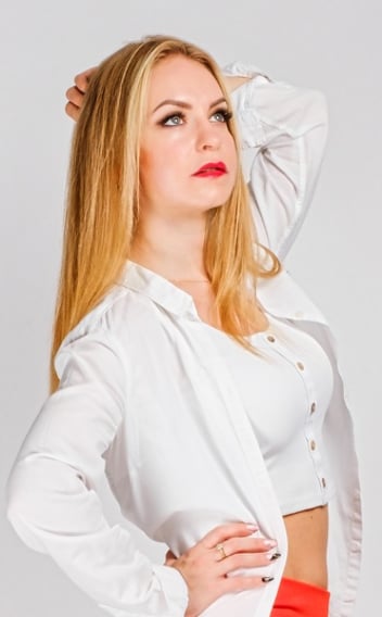 Rongzhiyue: Woman in white top, red pants