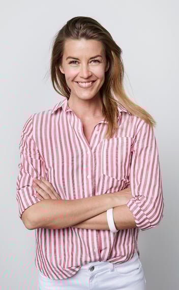 Rongzhiyue: Woman in striped shirt smiling