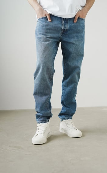 Rongzhiyue: Man in jeans and white sneakers