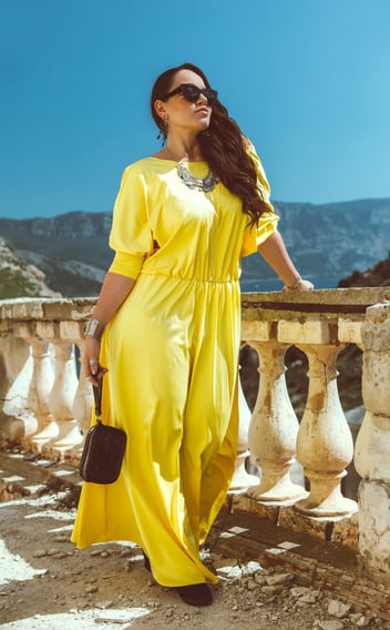 Rongzhiyue: Woman in yellow jumpsuit